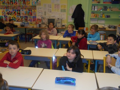 les CE2 sont attentifs